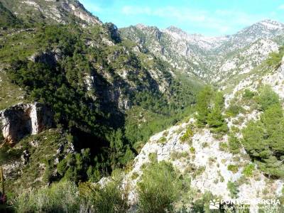 Axarquía- Sierras de Tejeda, Almijara y Alhama; gente senderista; excursiones en grupo